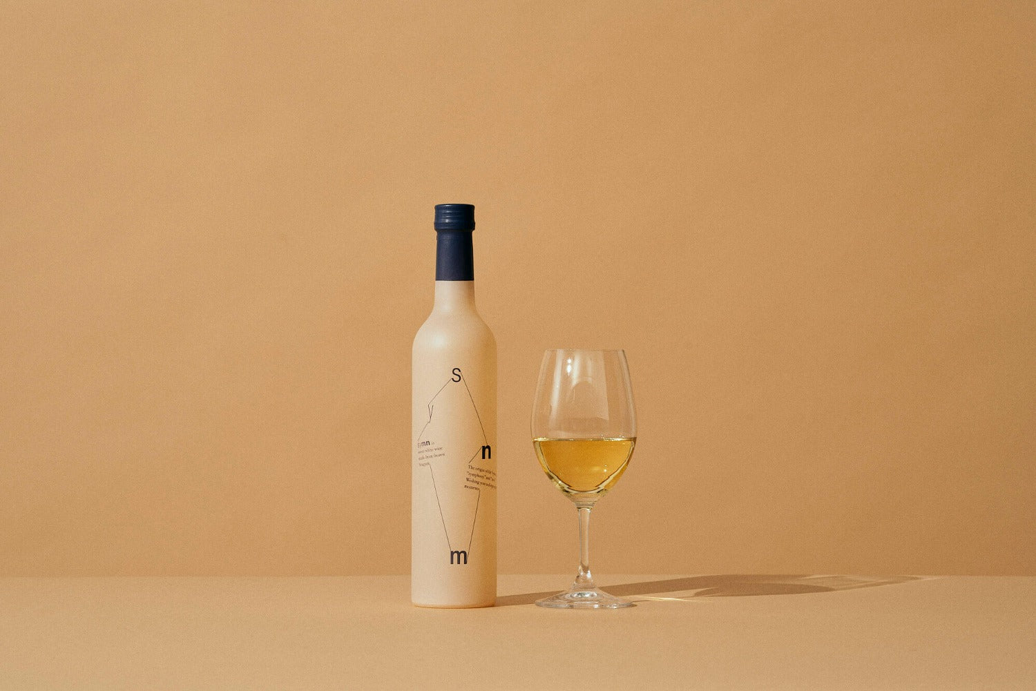 ワインボトルとワイングラス