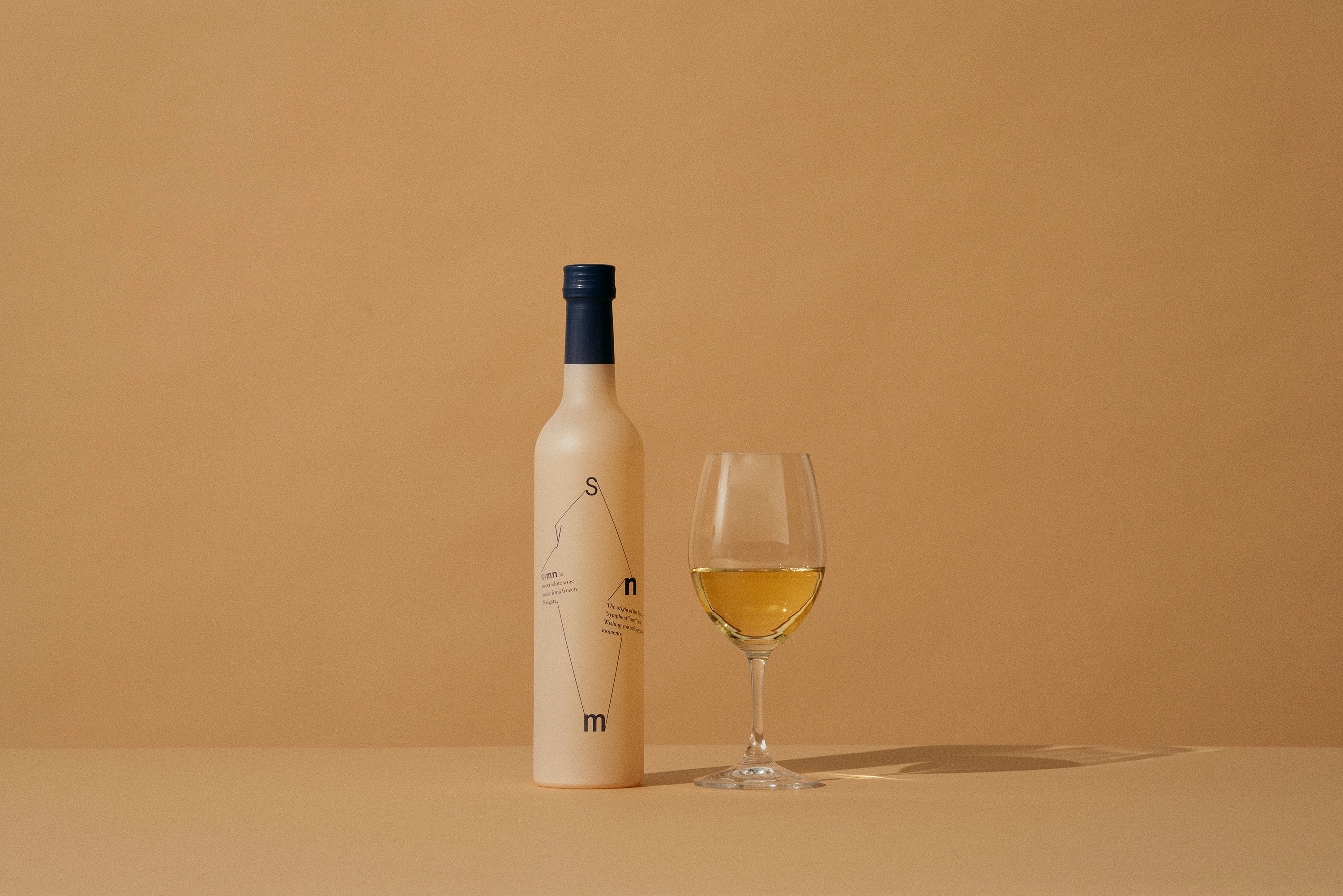 ワインボトルとワイングラス